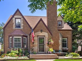 207 S Elmhurst Ave, Mount Prospect, IL 60056
