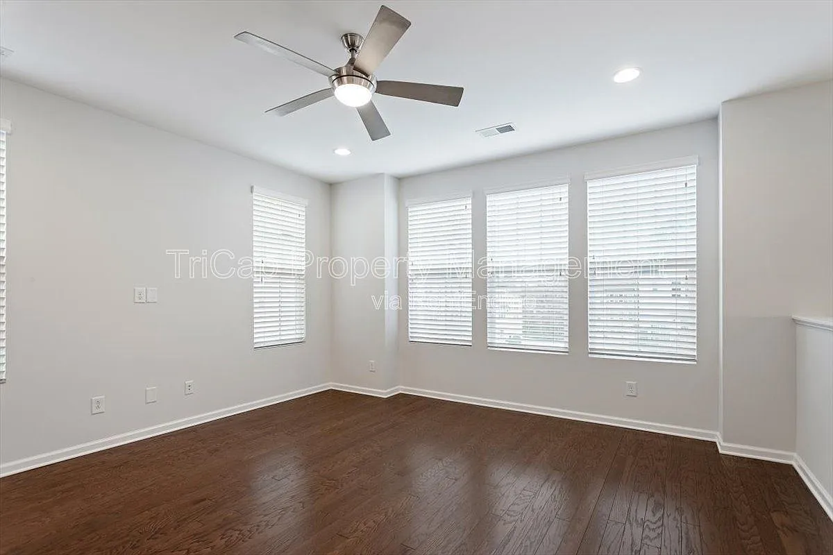 3 bed, 3.0 bath, 1963 sqft, $1,950 — Photo 4