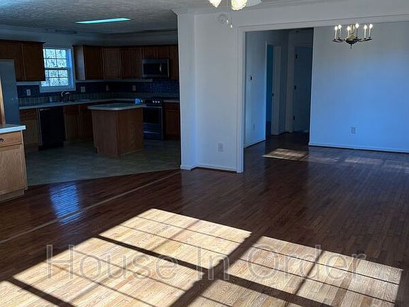 3rd image of 40 Wildwood Park