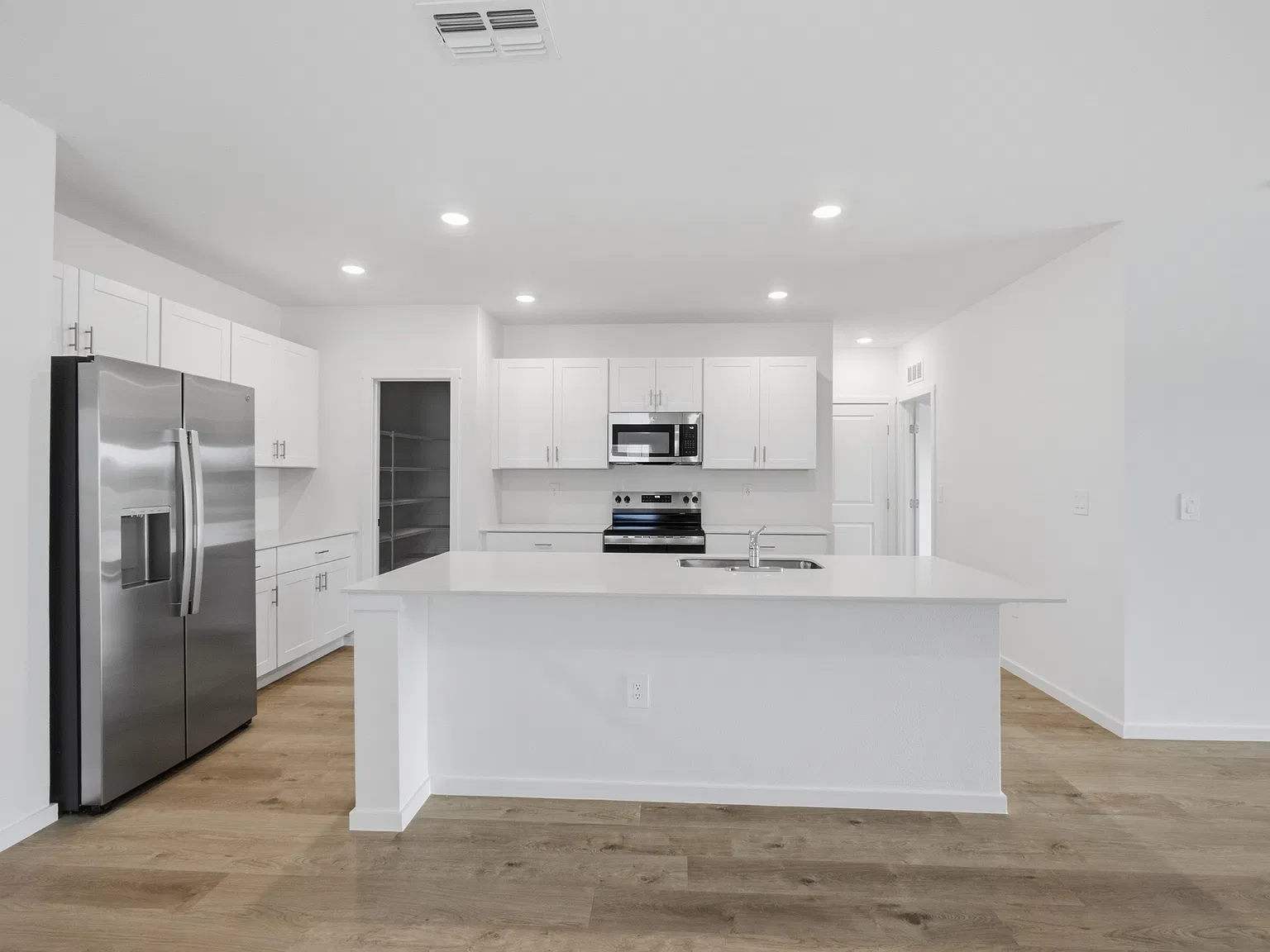 6 bed, 2941 sqft, $3,250 — Photo 3