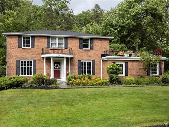 12 Knob Hill Rd, Orchard Park, NY 14127