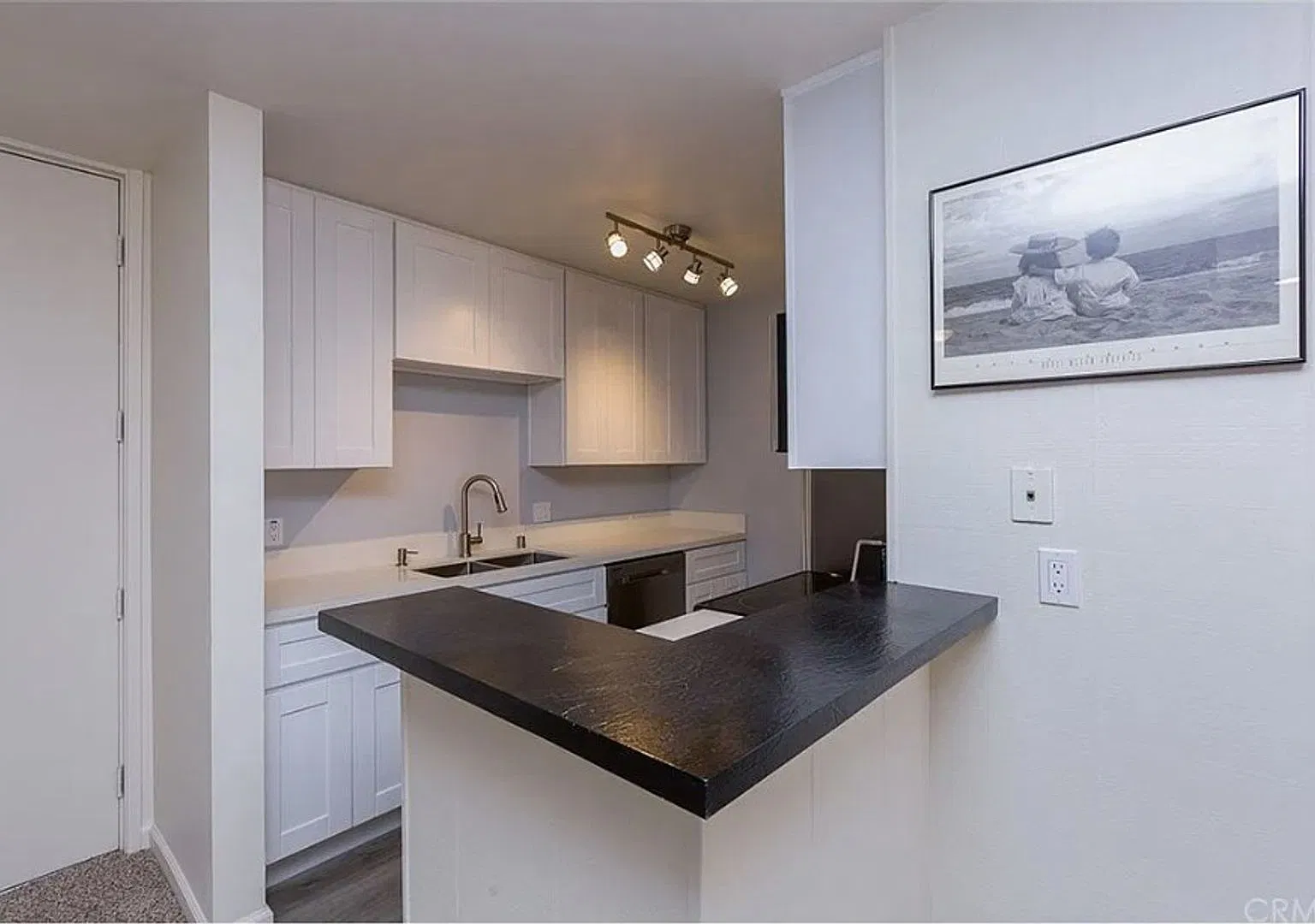 Spacious 2 bedroom, 2 bath, 2 parking spaces — Photo 2