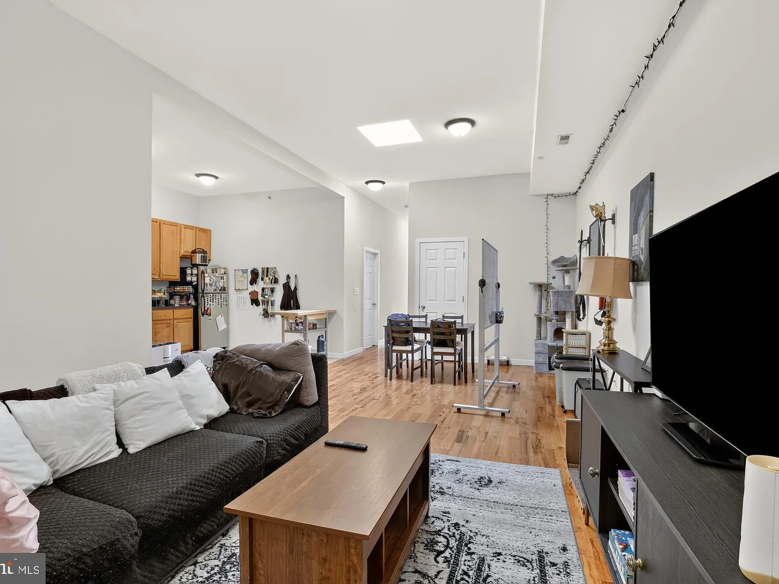 4 bed, 9590 sqft, $1,950 — Photo 1