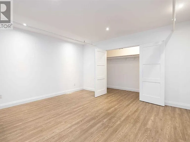 220 Dundurn St S — Photo 35