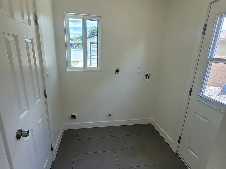 566 W H St — Photo 8