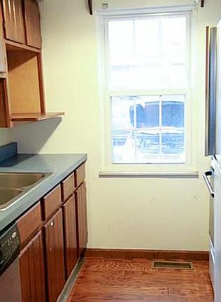 4th image of 224 E Commons Dr