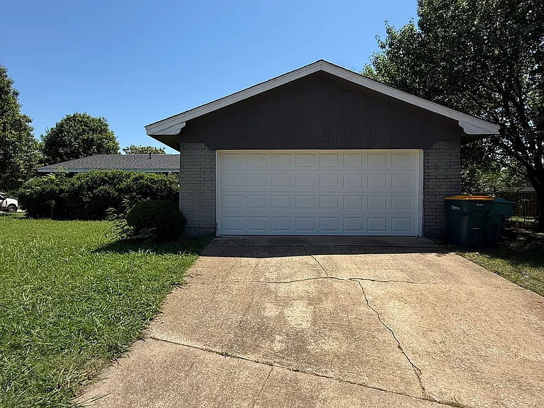 1402 E Marseille Ln — Photo 2