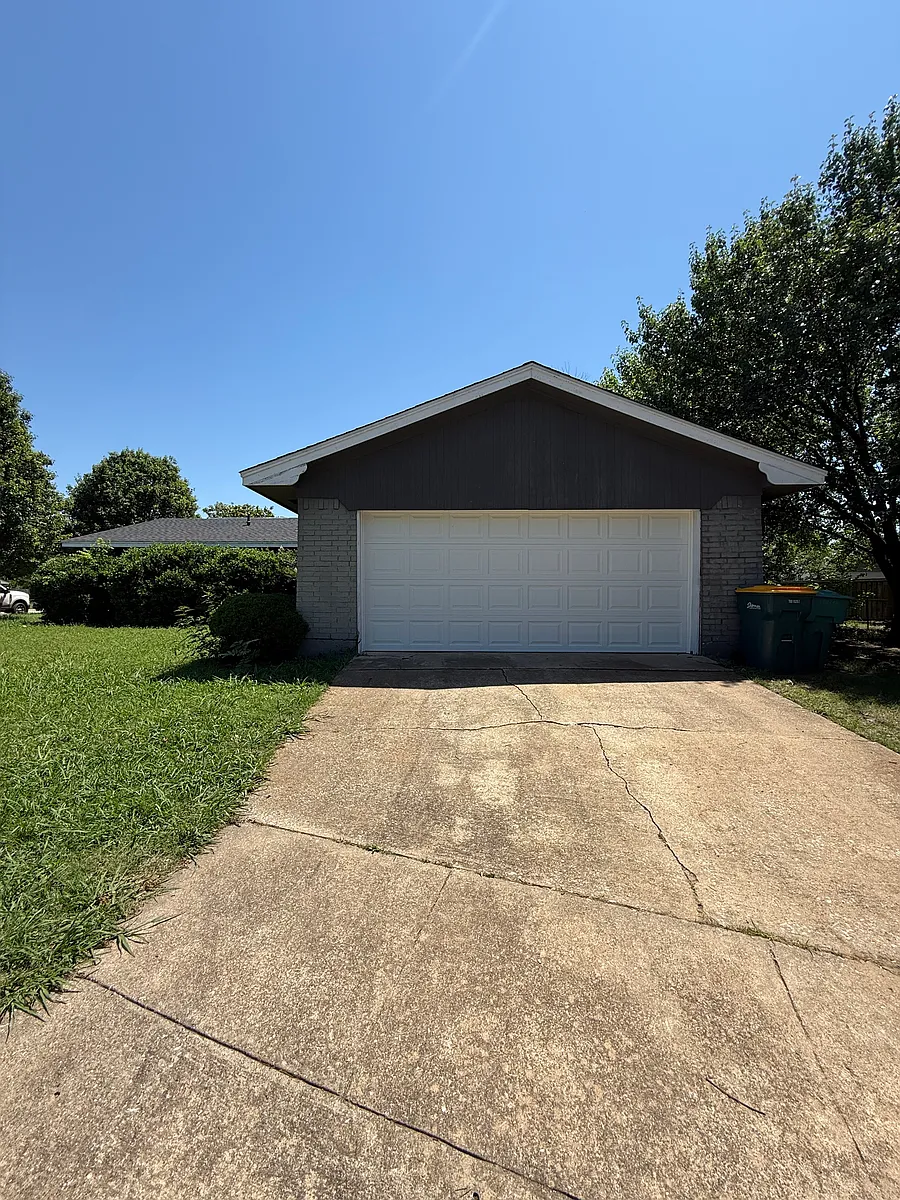 Building Photo - 1402 E Marseille Ln