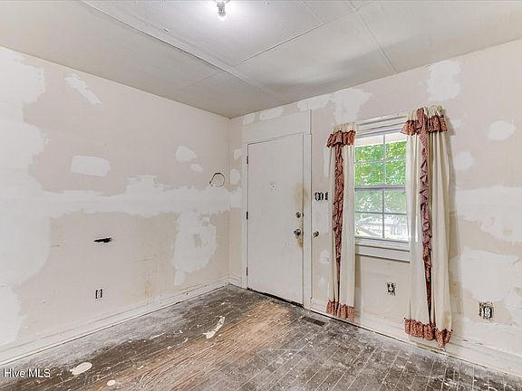 5th image of 2806 Royal Street