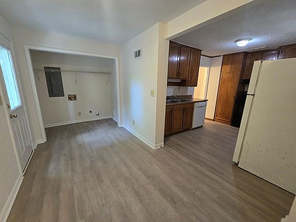 4th image of 806 E Wilson Ave