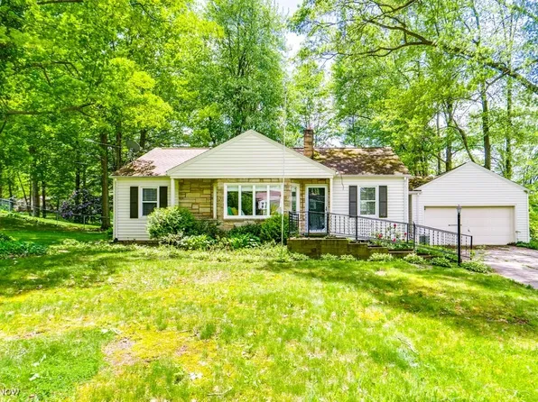 2784 Erie Dr, Akron, OH 44333