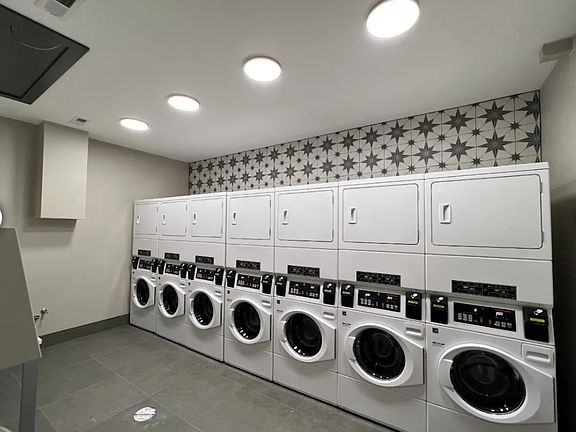 3rd image of 1000 W Bryn Mawr Ave #2D