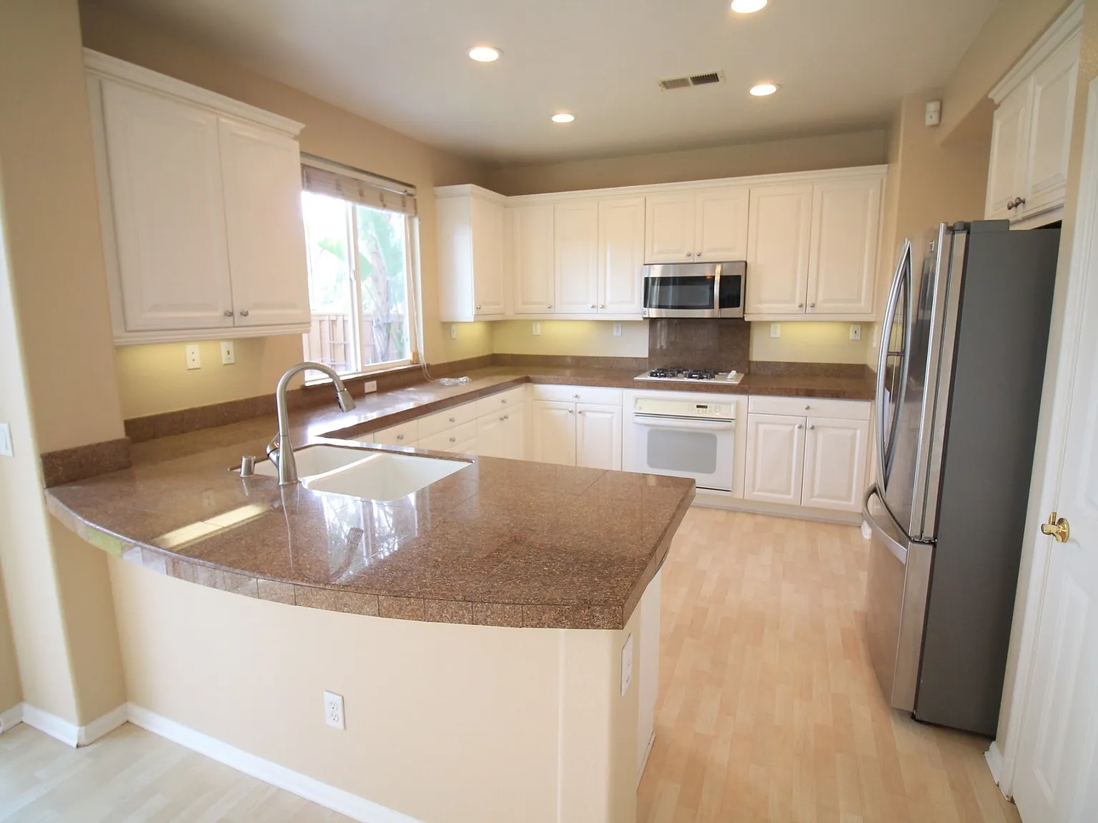 4 bed, 2.5 bath, 2216 sqft, $4,595 — Photo 4