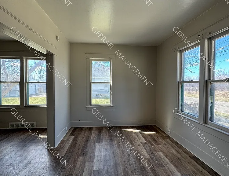 726 E York Ave — Photo 5