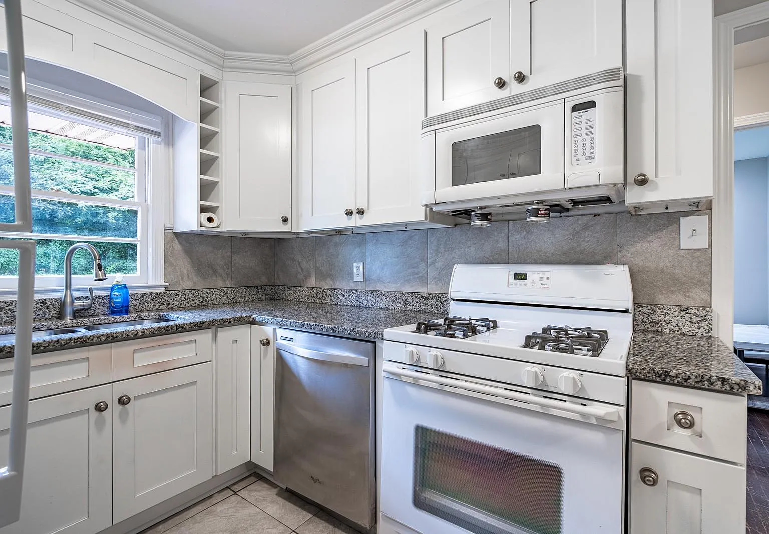 4 bed, 3.0 bath, 2928 sqft, $715 — Photo 3