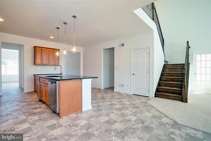 651 Stockdale Dr — Photo 6