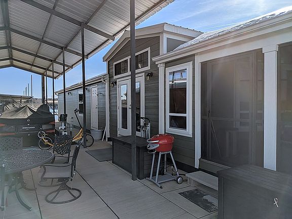 Slip side of home with deck