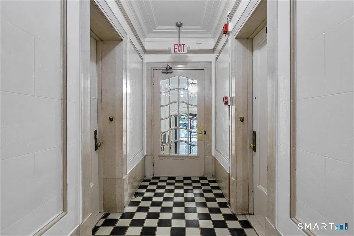 1 bed, 1.0 bath, 704 sqft, $2,300 — Photo 2