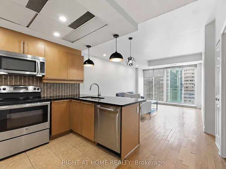 134 York St #1009 — Photo 1