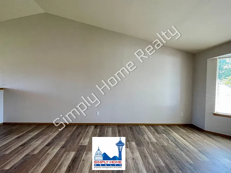 1446 Laredo Dr SE — Photo 5