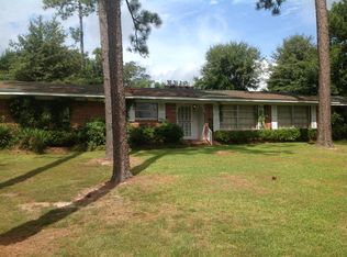 17 Oak Crest Dr, Laurel, MS 39440