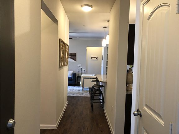 3rd image of 600 Oak Hill Ln