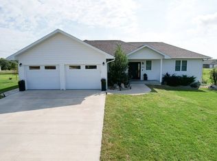 2414 Timberlane Dr, Sabetha, KS 66534