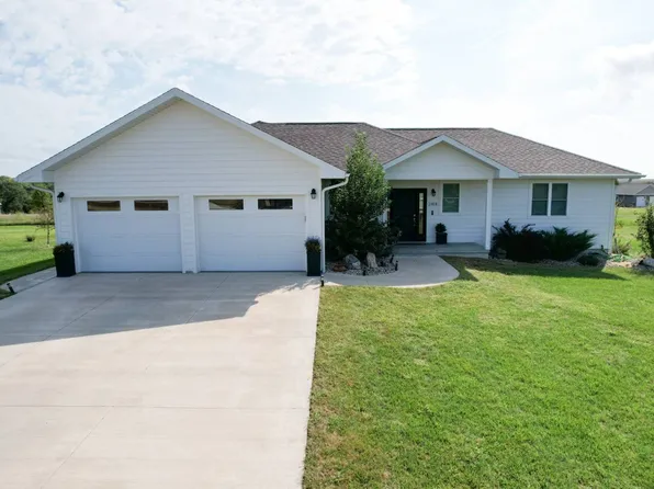 2414 Timberlane Dr, Sabetha, KS 66534