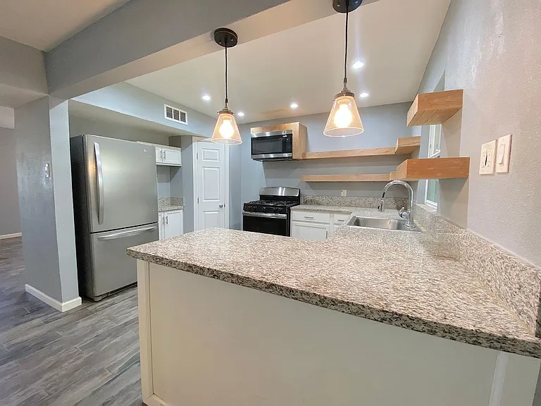 4424 Eleanor Way — Photo 7