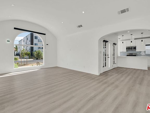 3rd image of 3021 Wellington Rd