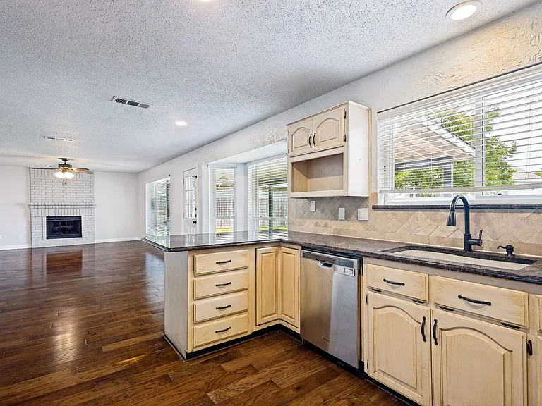 2204 Winslow Ct — Photo 3
