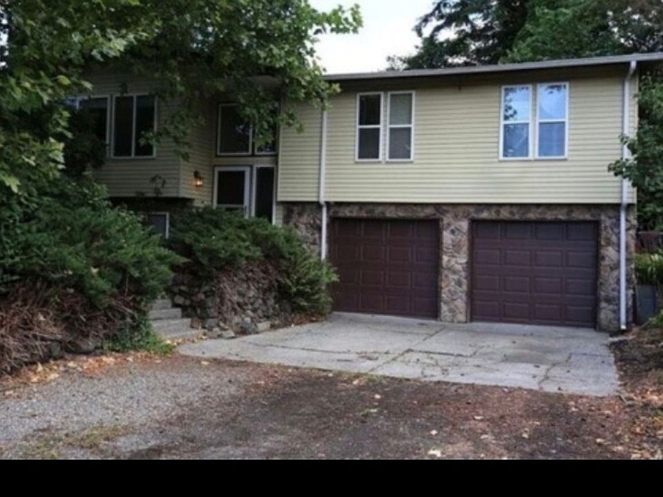 1st image of 13815 Canyon Rd E #R