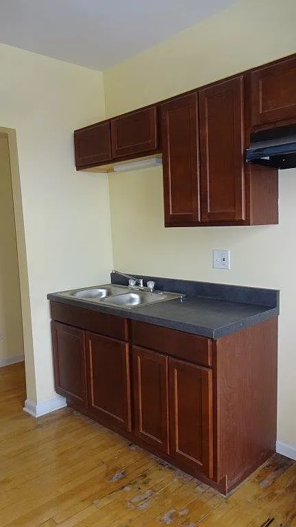 Building Photo - 1323 W 82nd St #3