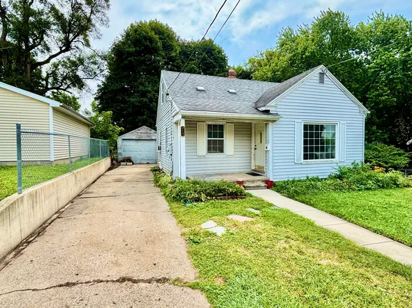 913 Everett Dr, Lansing, MI 48915