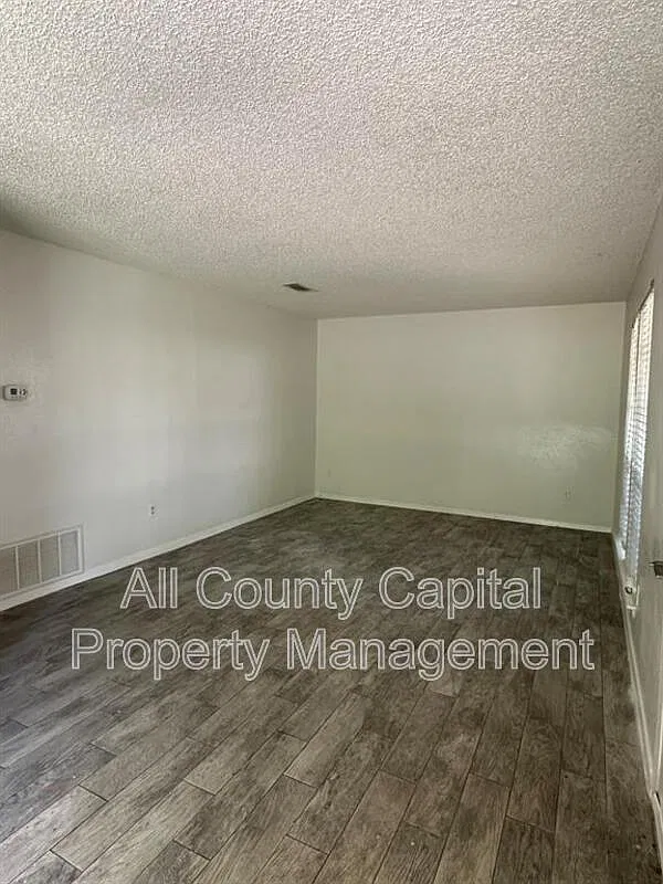 2 bed, 1.0 bath, 832 sqft, $995 — Photo 3