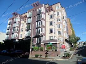 124 Bellevue Ave E