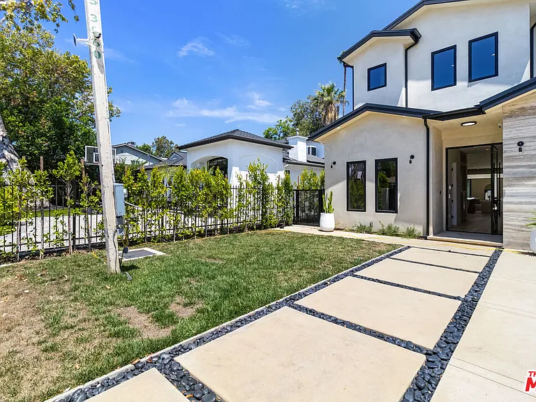 15721 Addison St — Photo 21