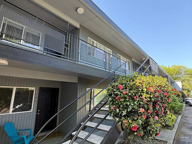 Hall Court Apartments — Photo 4