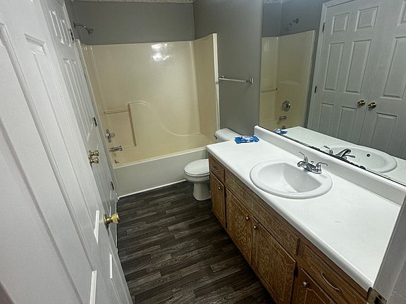 5th image of 915 Royal Dr #1