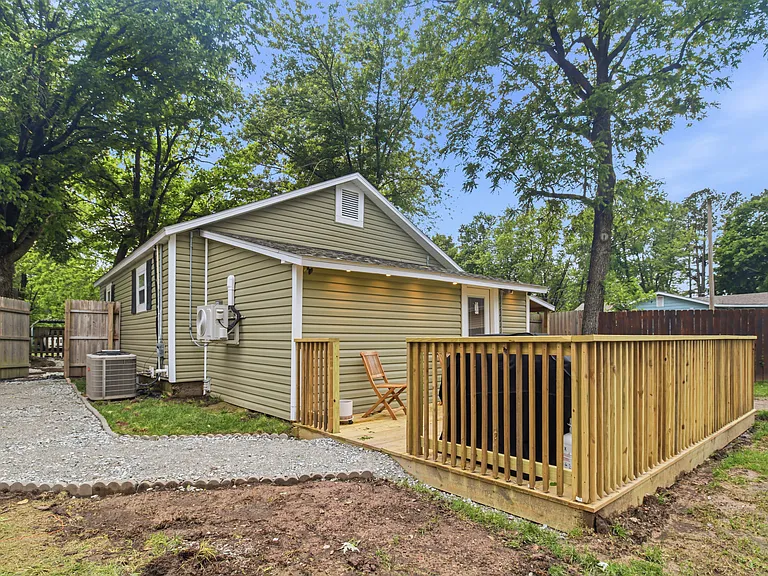 412 Charles Ave — Photo 16