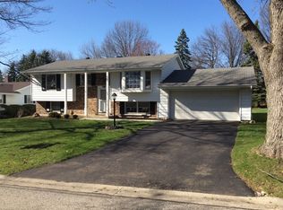 925 Longmeadow Dr, Geneva, IL 60134