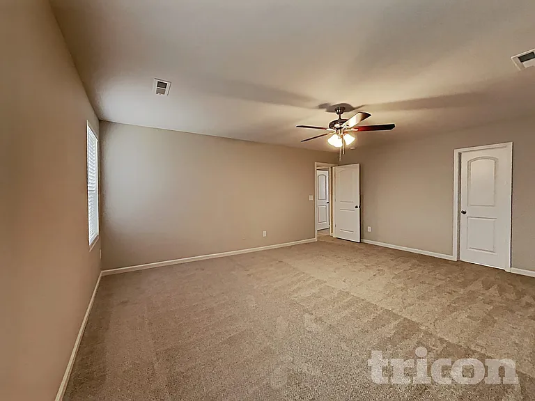 135 Coddington Ln — Photo 6