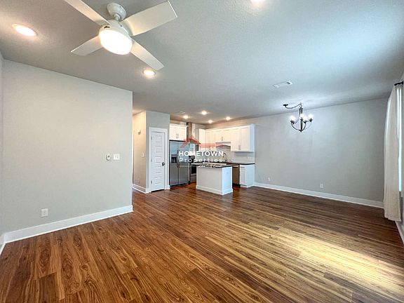 5th image of 230 N De Villiers St
