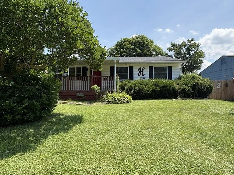 1383 Crestview Ave — Photo 1