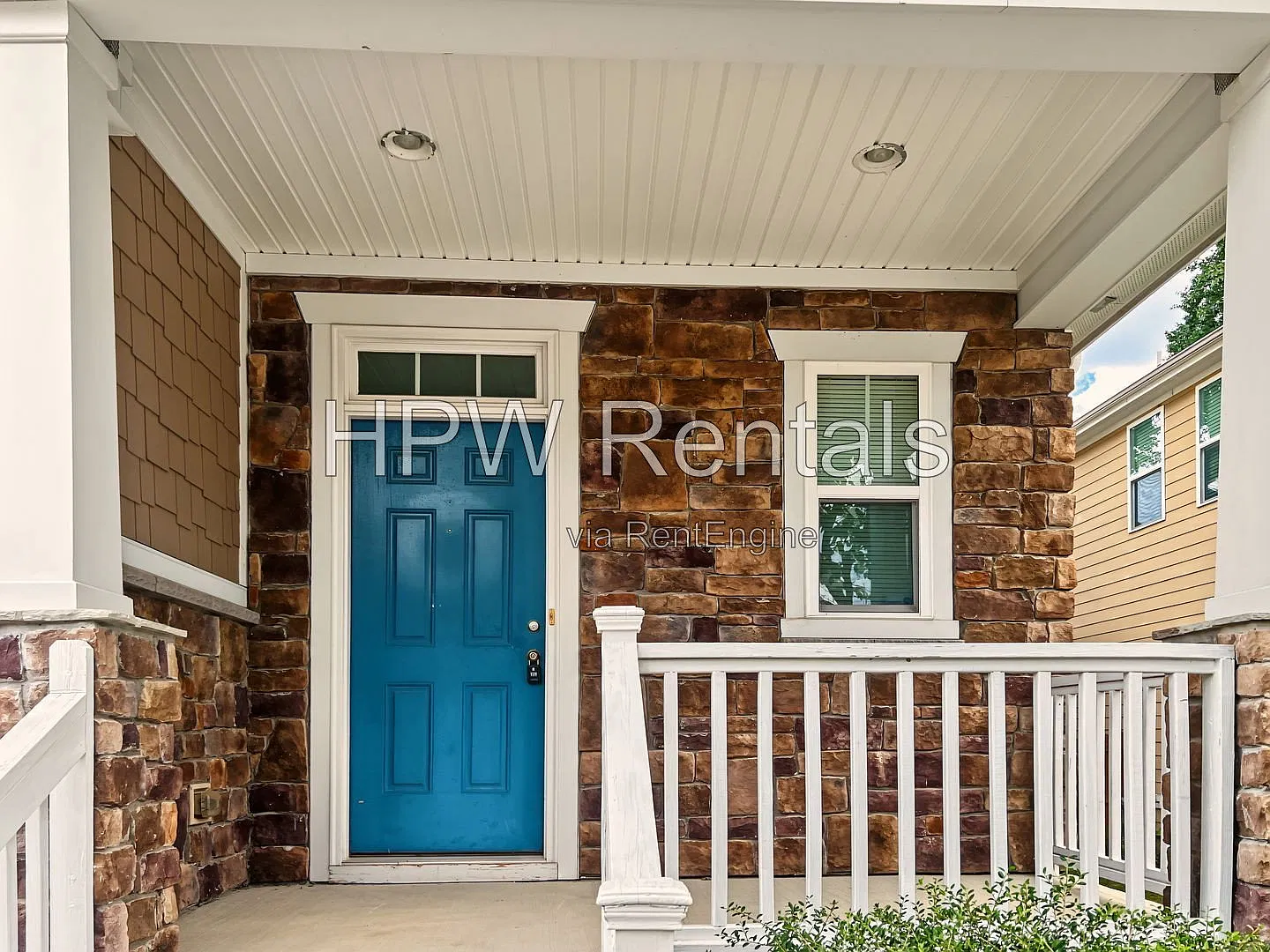 3 bed, 2.5 bath, 2440 sqft, $2,100 — Photo 2