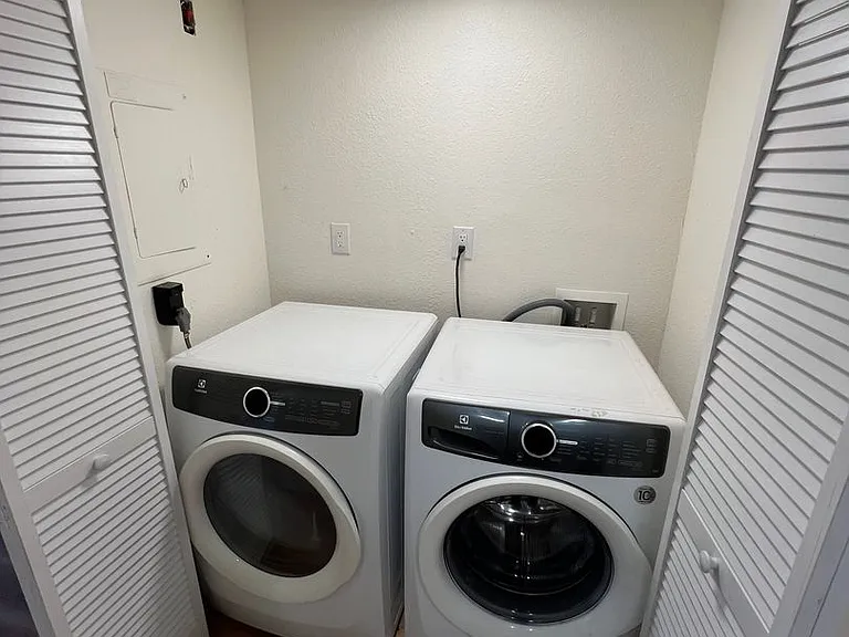 1534 Hialeah Dr #D — Photo 10