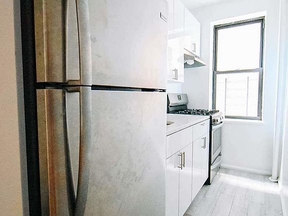 5th image of 200 Haven Ave APT 2D