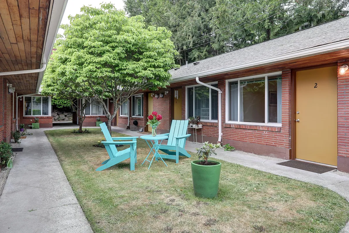 Photo 1 of 6 - 2800 NE 55th St #9 - Seattle, WA Primary Photo - 2800 NE 55th St #9