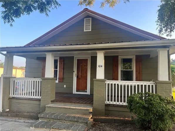 104 Parrish Ln, Mount Airy, NC 27030