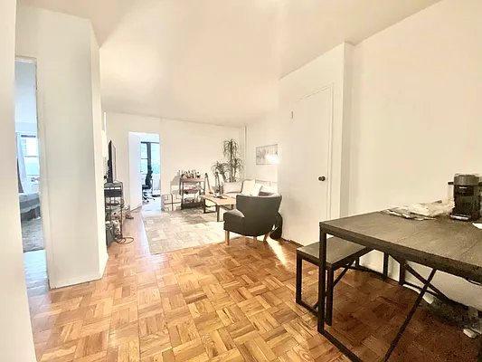 Rented by Bond New York | media 47